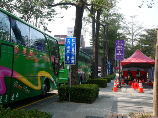 台湾ランタンフェスティバル会場へのバス乗り場