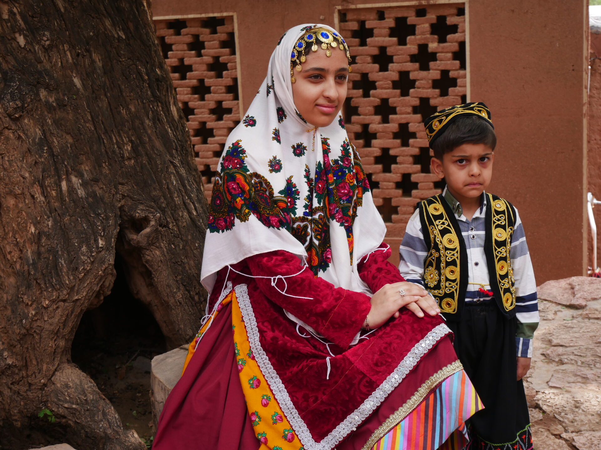 未知の国イランの旅 その8．民族衣装がかわいいアブヤーネ村