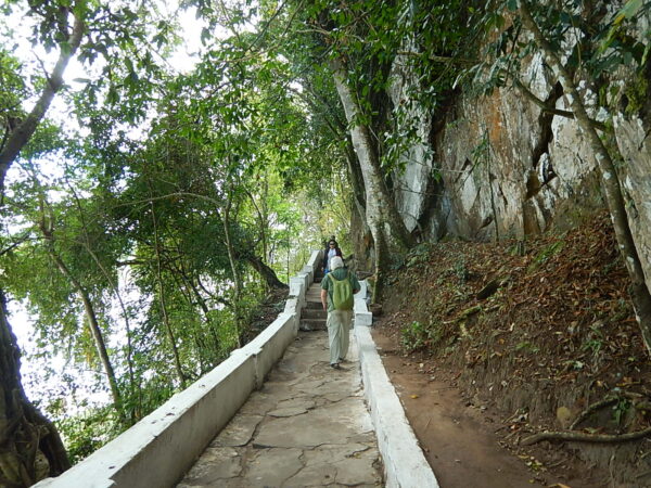 ラオス パークウー洞窟