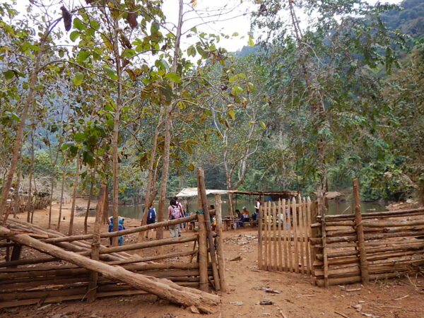 ラオス モン族の村